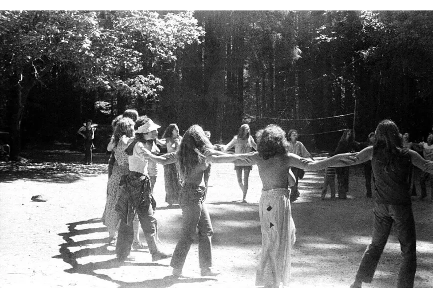 Многие лесбосепаратистки создавали собственные ритуалы, связанные с природой, приписывая ей женские характеристики. / Фото: Ruth Mountaingrove papers / University of Oregon Libraries, Special Collections and University Archives