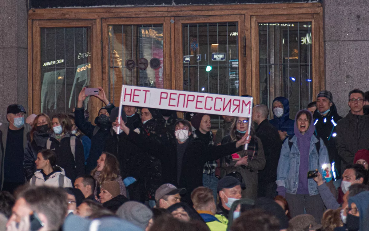 На московском митинге протестующие растянули баннер «Нет репрессиям». Фото: <a href="https://www.instagram.com/egorveer/">Егор Скороходов </a> / Дискурс