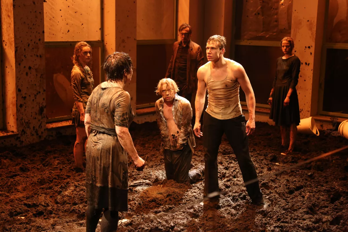 «Грязь 043» — последний спектакль таллинского Theatre NO99