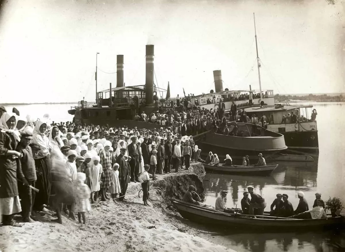 Жители Старошвецкого села на берегу Днепра готовятся к посадке на пароходы «25 октября» и «Ворошилов» перед отплытием в Швецию, 22 июля 1929 года