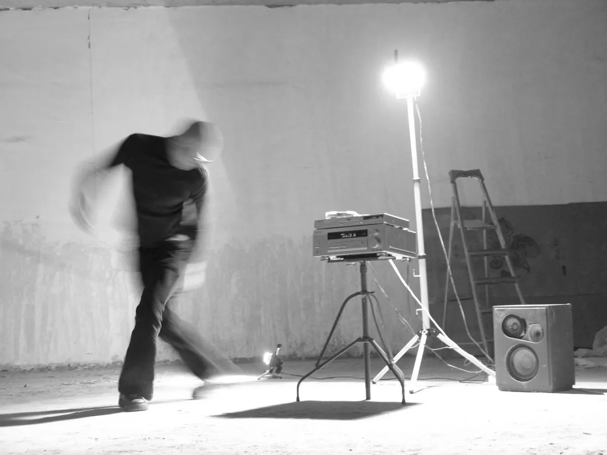 Если бы у нас в школах параллельно с физкультурой и уроком труда преподавали навыки телесного проживания и взаимодействия со своей телесностью, шансов на сегодняшнюю войну было бы намного меньше, потому что все напряжения разрешались бы раньше и было бы тяжело дойти до прямого уничтожения. / Фото: Рома Корниенко