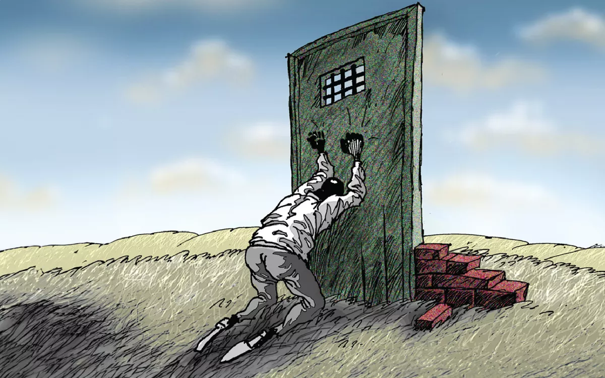 «Разрушение логики приводит к установлению несоразмерных наказаний. За похищение человека можно получить срок меньше, чем за кражу миллиона рублей, а за хранение гранаты — больше, чем за изнасилование». / Карикатура Алексея Меринова