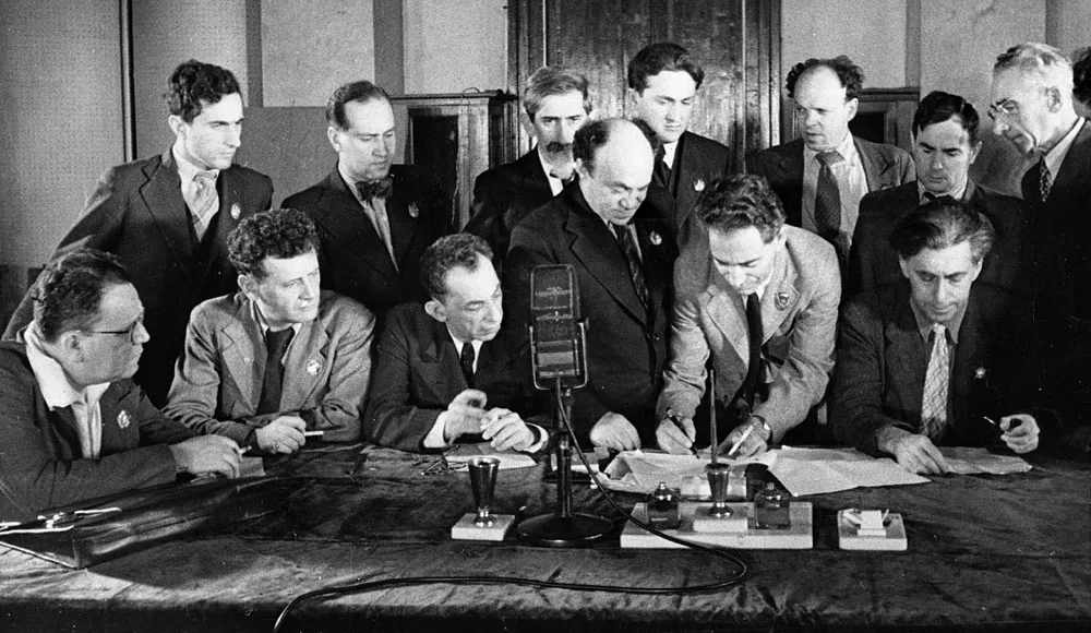 «В угоду политической целесообразности Сталин умел сдерживать свои негативные эмоции, однако, когда обстоятельства позволяли, он с удовольствием удовлетворял свои прихоти. Вот и от Еврейского антифашистского комитета, изначально чуждого ему, и от его председателя С. Михоэлса диктатор с удовольствием избавился после войны как от отработанного материала» / Фото: первая встреча членов ЕАК, Getty Images