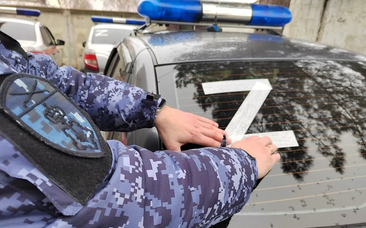 «Отдельный кластер борьбы с Z связан с „автомобильными войнами“. Это несколько более частная история, чем борьба с Z на зданиях. Хотя и там всё очень по-разному — немало свастик предприниматели или владельцы домов вешают на фасады и окна по своей инициативе, — но чаще мы все же говорим об «обязаловке», официальной кампании, которой пытаются противостоять активные граждане». / Фото: дзен-канал «Росгвардия. Краснодарский край»