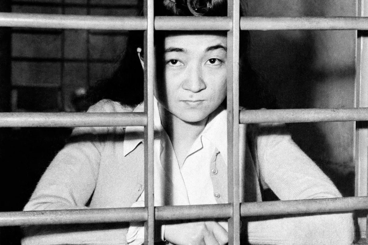 Ива Тогури, Токийская роза японского пропагандистского вещания, распространявшегося среди американских войск в Тихоокеанском регионе, смотрит из-за решётки в японской Йокогаме 28 октября 1945 / Фото: AP