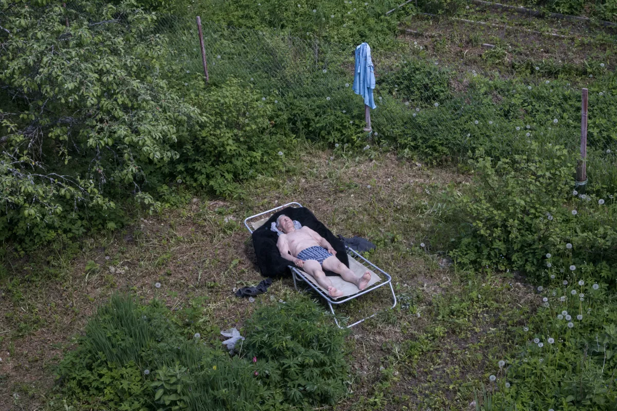 «Лидочка». Фотопроект о мужчине, который пережил смерть жены и в 87 лет выстраивает свой мир заново