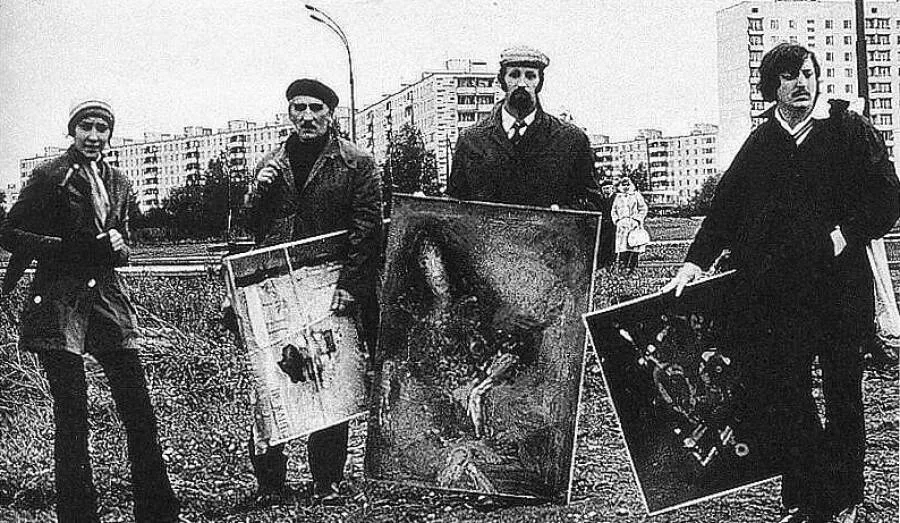 «Рабин раскрыл картины, стараясь показать их зрителям. И тут случилось невероятное: разъярившийся бульдозерист сначала раздавил машиной холсты, а затем двинулся дальше. Рабин висел на верхнем ноже, подогнув ноги, чтобы нижним их не отрезало. На помощь отцу бросился сын. Кто-то из милиционеров остановил бульдозер. Отца и сына бросили в милицейскую „Волгу“ и увезли».