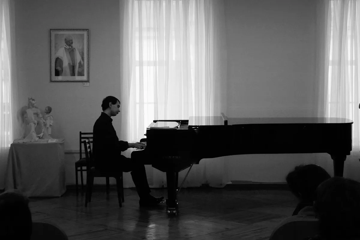 Павел Кушнир на концерте / Источник: novayagazeta.ru