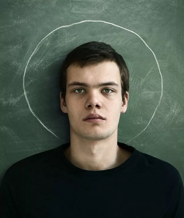 В русской адаптации немецкой пьесы меняются жанровая характеристика истории, её герои и смыслы, которые режиссёр вложил в картину / Петр Скворцов в роли Вениамина в фильме «Ученик» (2016)