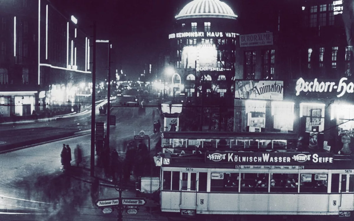 Веймарский Берлин ночью. На заднем плане — развлекательный центр Haus Vaterland. В нём распологалось самое большое в мире кафе, кинотеатр, танцзал и с десяток тематических ресторанов, посвящённых кухням народов мира.