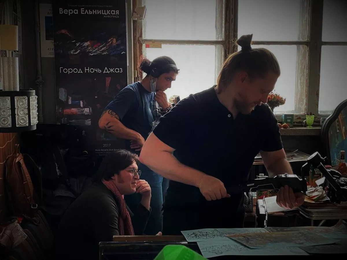 Артем Омельченко, Даниил Каплан и Джэм Небески в мастерской Веры Ельницкой  / Фото из личного архива