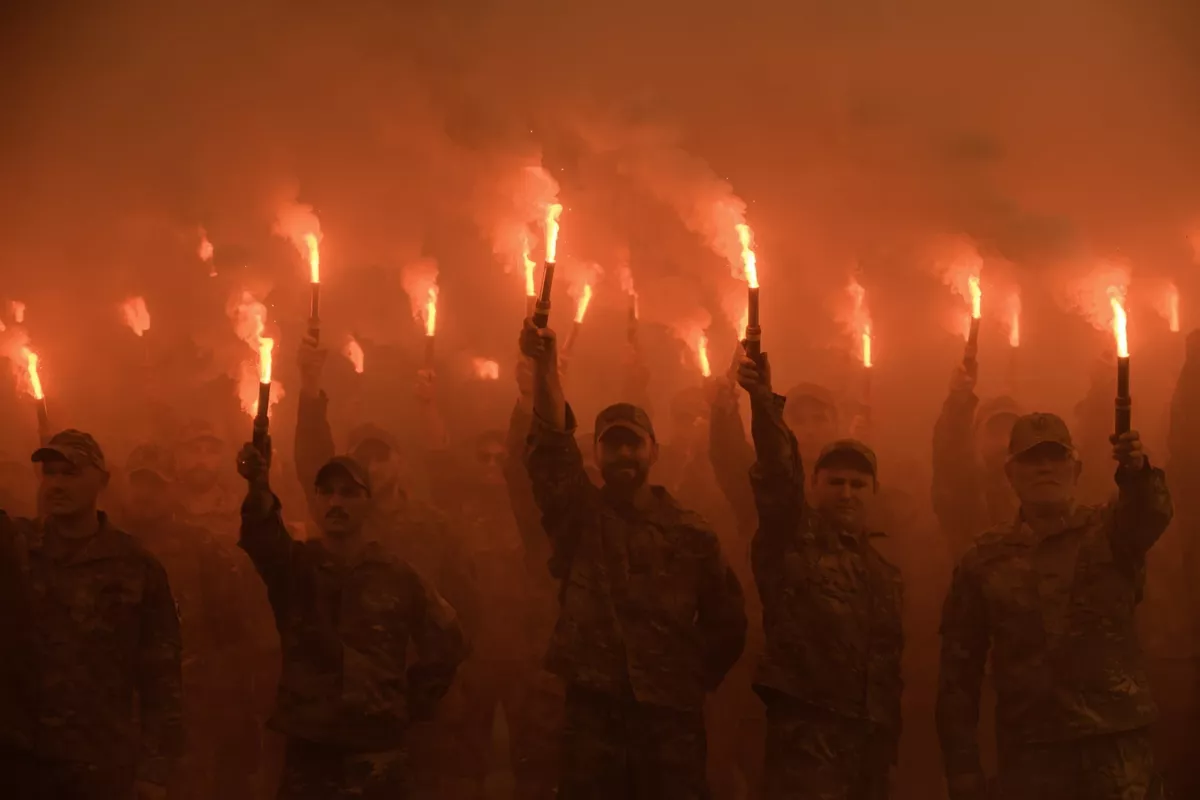 Военнослужащие батальона «Азов» держат в руках сигнальные ракеты в Киеве во время церемонии памяти жертв взрыва в тюремном лагере в Оленевке. 29 июля / Maxym Marusenko / NurPhoto / Rex / Shutterstock