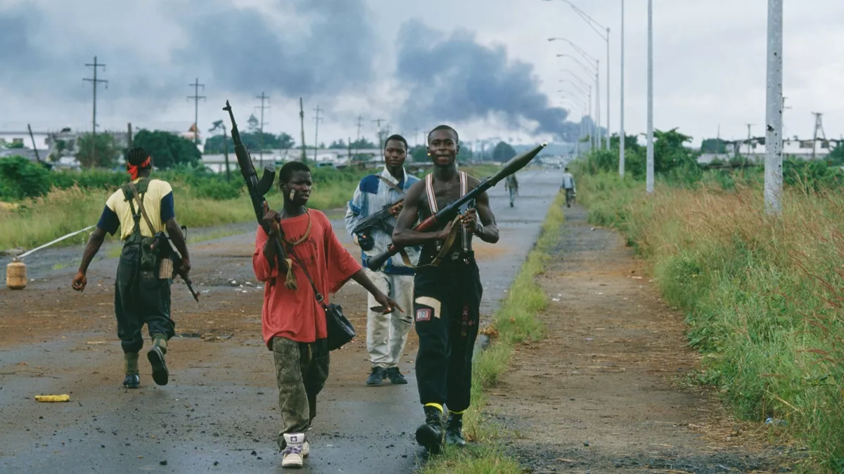 «Но я почти не слышал, чтобы кто-то обсуждал одну из причин конфликта — невероятную централизацию власти в Либерии. Я не видел за столом заседаний ни единого проекта, который предлагал бы распределение принятия решений и привлечение других политических сил» / Фото: Гражданская войны в Либерии, transglobalist.com