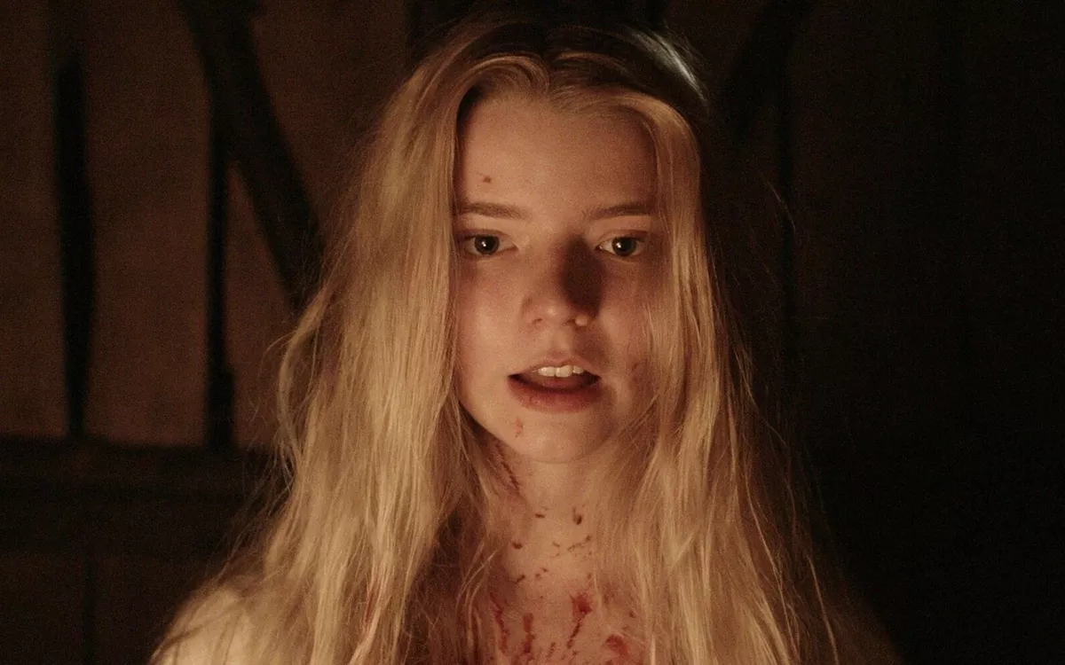 Тема архаичного патриархального общества, крепко стоящего на основе монотеистической религии, быстро считывается зрителями. За ней неотступно следует проблема тяжелой судьбы женщины, вынужденной с юных лет жить по жестким правилам, которые она не выбирала. / Кадр из фильма «Ведьма»