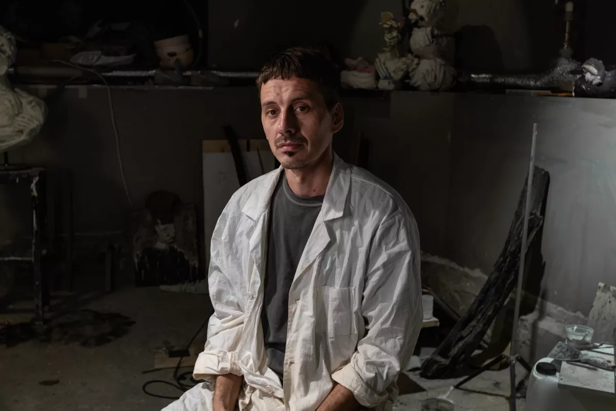 Художник-скульптор Петр Дьяков в своей мастерской / Фото: Ксения Максимова специально для Дискурса