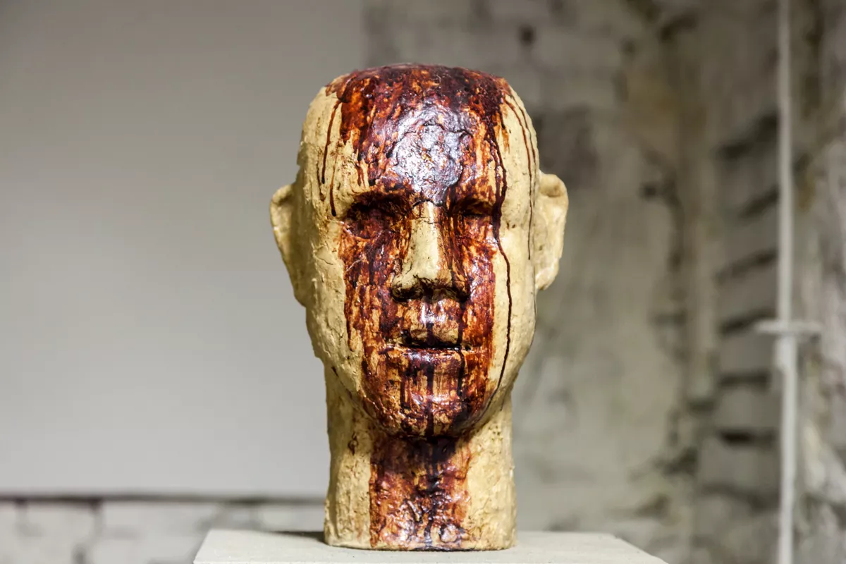 «Ты надеешься, что люди посмотрят [на твою работу] и перестанут изводить друг друга, творить беспредел. Но всё, о чем мы говорили и за что боролись... всё это было перечеркнуто» / Фрагмент выставки «Молельщики и герои», посвященной памяти жертв советского режима, 2019 / Фото предоставлено художником