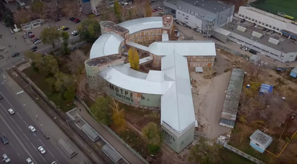 Построенное в 30-х годах в Самаре здание в виде серпа и молота находилось в аварийном состоянии, его собирались снести, но за памятник культуры вступились жители города / Фото: Евгений Щекин