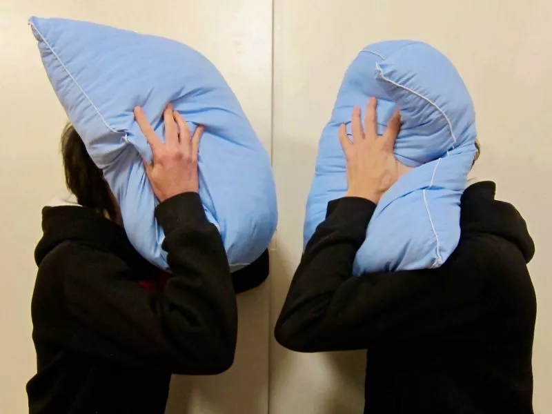 Одна из инструкций 1000 Scores предлагает найти удобное место, взять подушку и выть в нее под предлагаемую автором композицию / Страница <a href="https://1000scores.com/portfolio-items/pejk-malinovski-sydney-vileshowl-for-three-pillows/">мини-инструкции</a> на сайте проекта