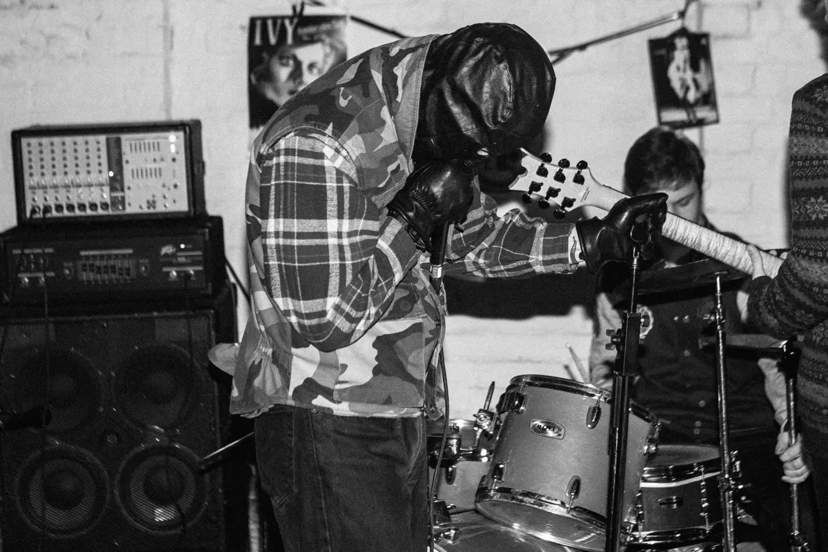Панк в ангаре: интервью с организатором закрытых DIY-гигов