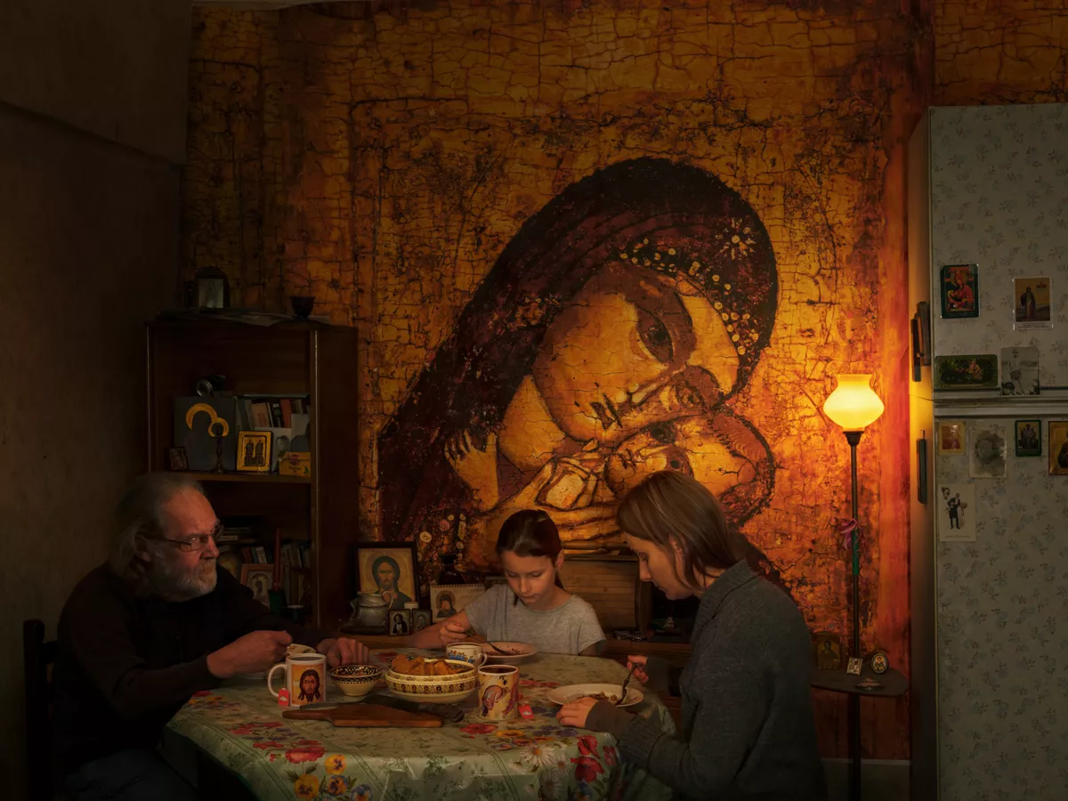 «Разговаривающим в храме посылаются печали и скорби». Фотопроект о современной православной вере в России