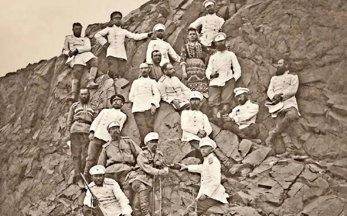 Участники Памирских походов: генерал-майор М. Е. Ионов, капитан А. Г. Скерский с супругой, инженер А.Г. Серебренников, подполковник Н. Н. Юденич, капитан В. Н. Зайцев и другие чины отрядов, 1895 год / Источник: Архив ИВР РАН