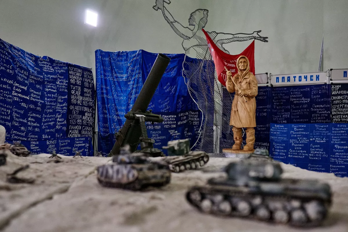 Военные инсталляции, зет-кофейни и автозаки для несогласных: как живут мирные российские города. Фоторепортаж из Воронежа