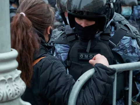 Женщины в окружении мужского внимания. Фоторепортаж к годовщине январских протестов против коррупции и ареста Навального