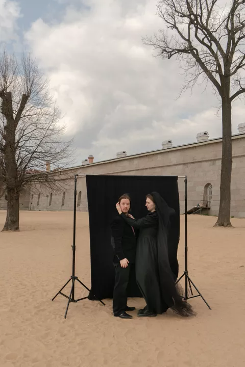 «Заберу тебя с собой» — фотопроект о силе любви и разрыве с Россией. Свадебные снимки молодоженов-эмигрантов