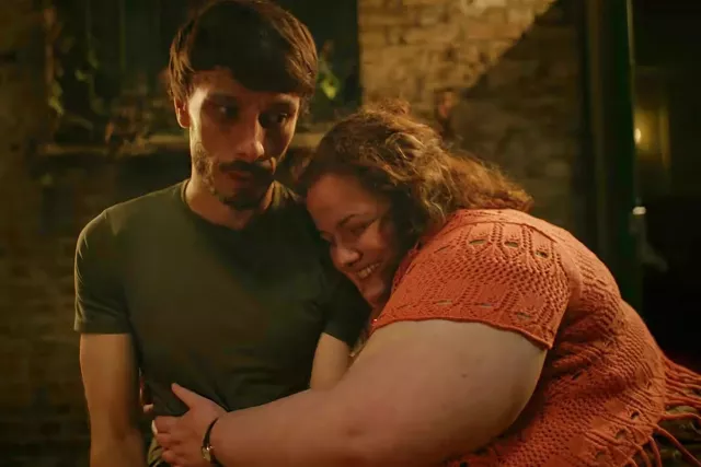 Нашумевший сериал Netflix «Оленёнок»: чем драма о преследовании комика сталкеркой отличается от других историй об абьюзе