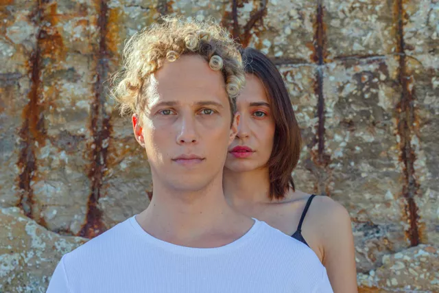 «Бывает ли дорогая и дешевая культура?» Инди-дуэт Ice Hokku о новых клипах про травмирующую память и хоррор-потребление