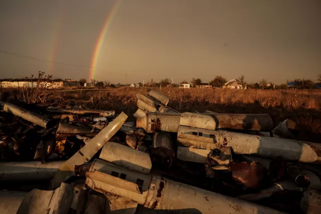 Фотохроника войны. Главные кадры ноября: медицинский фронт под Бахмутом, Шаман на ВДНХ и массированные обстрелы Киева