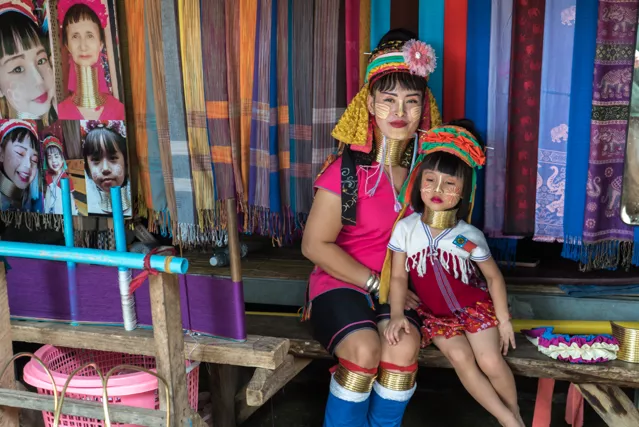 Рабыни туристической индустрии или жертвы войны? Репортаж о том, как живут «женщины с длинными шеями» в Таиланде