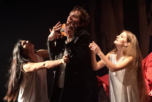 Возможны ли независимые театры в России? Медиарепортаж о трудностях и успехах регионального театрального проекта «Кот»