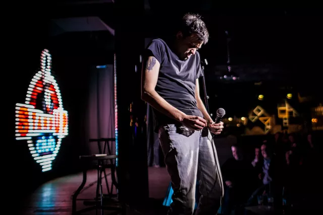 «Чем больнее я себе сделаю, тем смешнее будет на сцене»: репортаж из Stand-Up Club#1