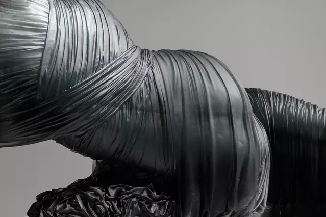 Поэзия отсутствия, бестелесность и эфемерная женственность в скульптурах из стекла Карен Ламонт