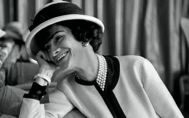 Возвращение королевы. Как после публичной травли и изгнания Шанель снова стала модной иконой и богатейшей женщиной мира