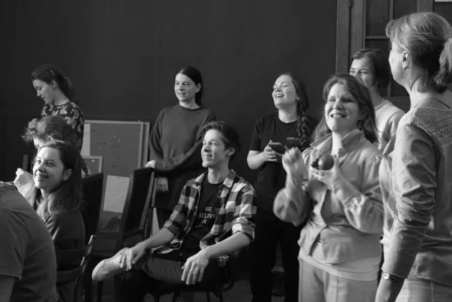 «Важно по жизни, чтобы мы получали что-то тёплое». Репортаж с занятия инклюзивного театрального объединения «Разговоры»