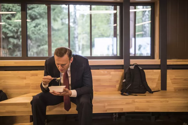 «Это Навальный»: протесты, обыски, зеленка. Интервью с Евгением Фельдманом