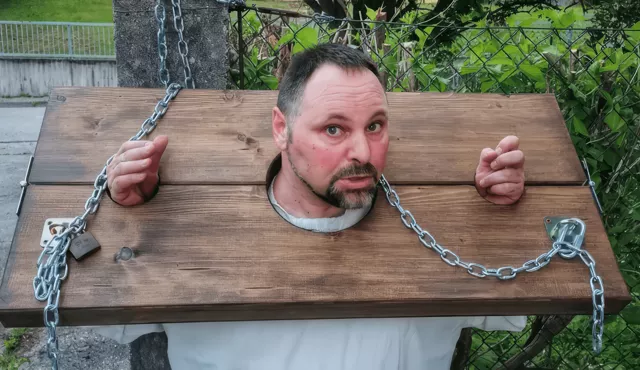 Философ в мусорном баке: как художник Эмануэль Франц использует тело в качестве манифеста