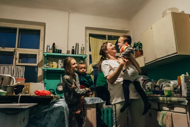 «Счастливая безысходность». Фоторепортаж о жизни многодетной семьи в петербургской коммуналке