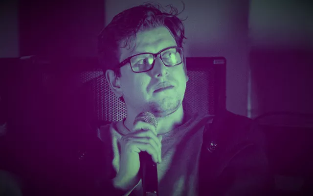 «Сегодняшняя ситуация похожа на безвременье». Поэт Денис Ларионов об эволюции литературы, новой поэзии, гендере и языке