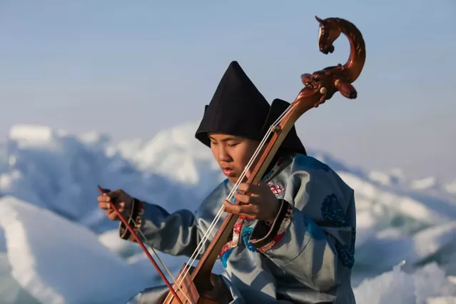 Незрячий композитор Лудуб Очиров пишет музыку к фильмам, которых никогда не видел