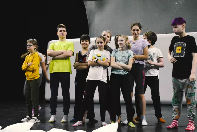 Как берегут роскошных хулиганов: репортаж из Упсала-Цирка об акробатическом инклюзивном спектакле