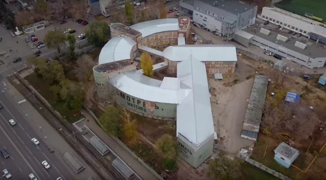 Как легендарное здание в форме серпа и молота побывало фабрикой-кухней, столовой и ТЦ, а станет самарской Третьяковкой