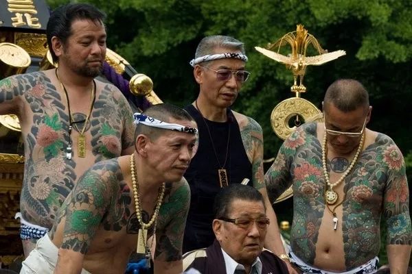 Катана и нож: как якудза переняли культуру самураев