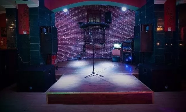 Как выглядит российский стендап? Репортаж с открытого микрофона